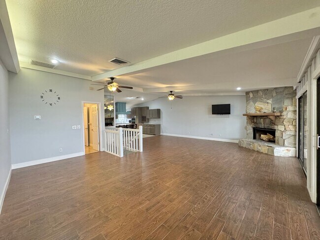 Building Photo - Lake Hartridge Condo - Two Levels with Water Views