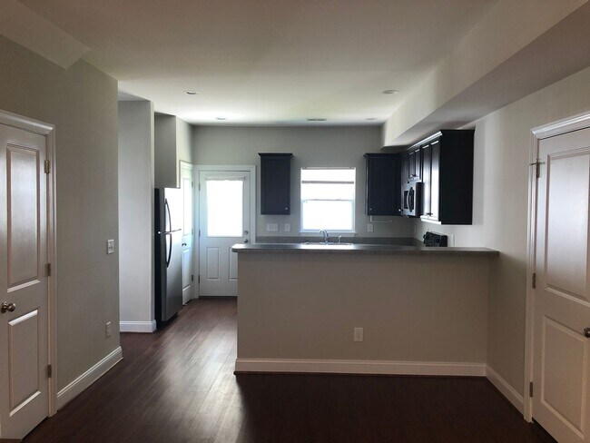 Building Photo - Student Friendly 3 Bedroom Single Family Home