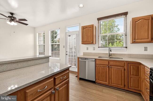 Building Photo - 14637 Stream Pond Dr
