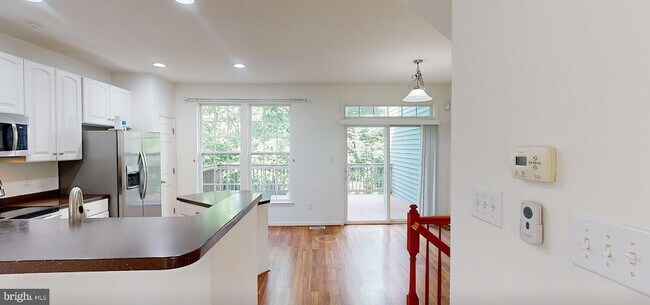 Building Photo - 60 River Ln