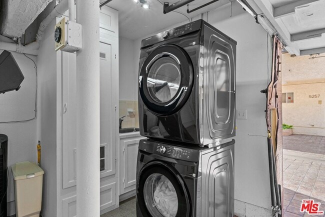 Building Photo - 5255 Coldwater Canyon Ave