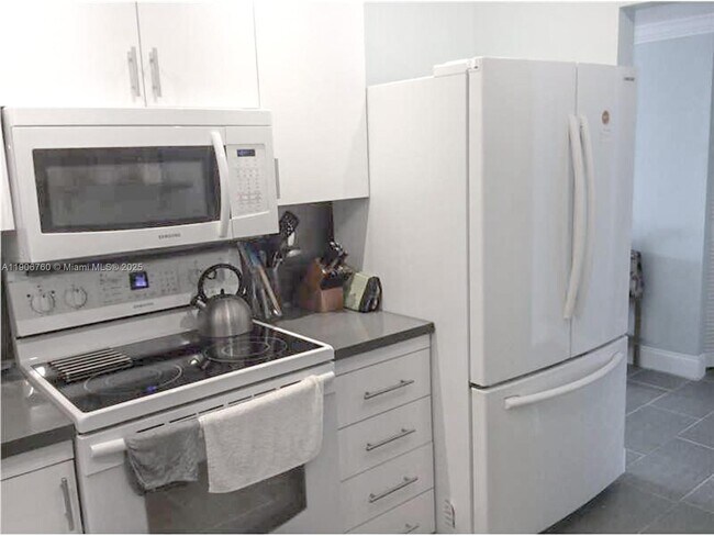 Building Photo - 2500 Parkview Dr