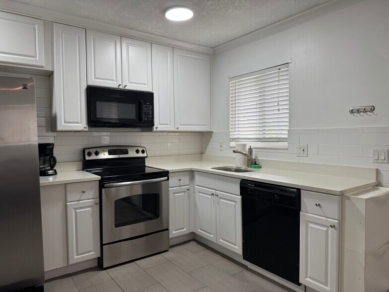 Building Photo - 1214 NE 5th Ter