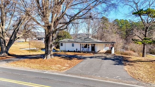 Building Photo - Fully Furnished Modern 3 bedroom Home!