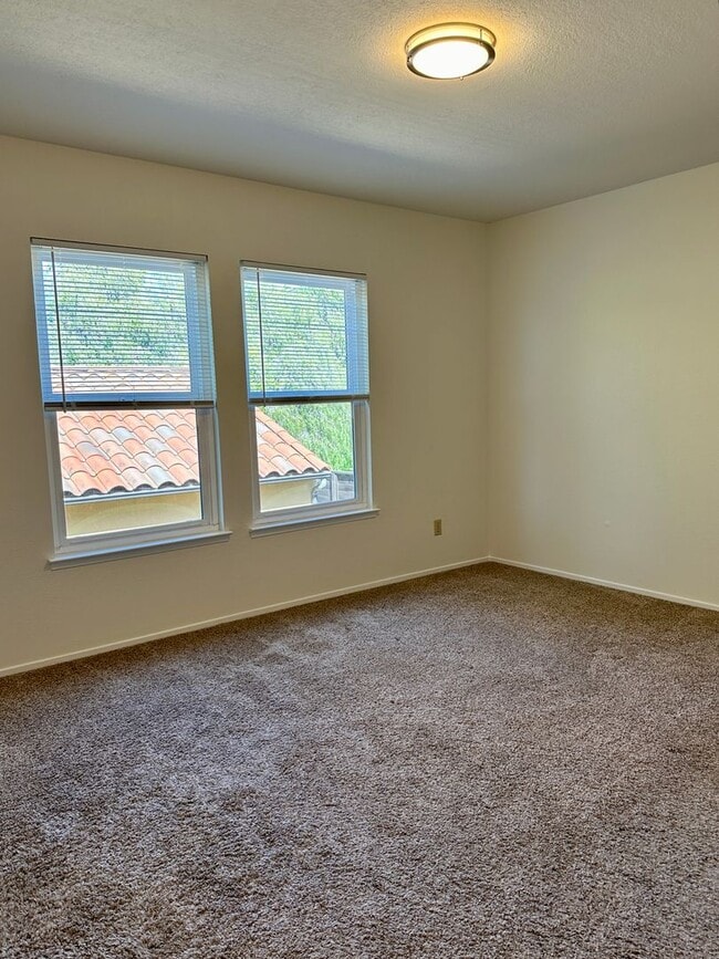 Building Photo - 2 Bedroom 1 Bath Near Downtown Available 8...