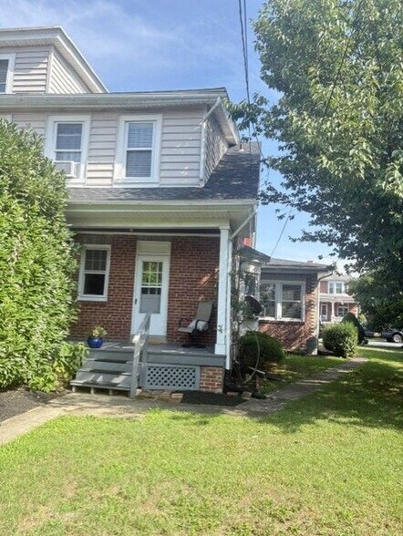 Building Photo - 3 E Elm St