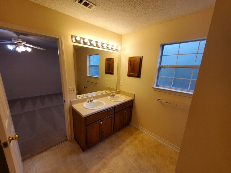 Master bathroom - 5165 Victoria Dr
