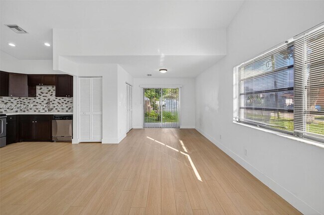 Building Photo - 339 SW 15th St