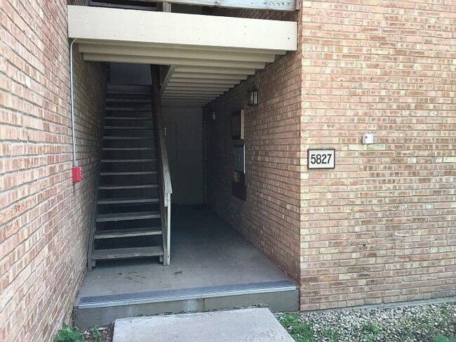 Building Photo - "Charming 2-Bedroom Retreat in Lisle with Spacious Living – 850 Sq Ft of Comfort!"