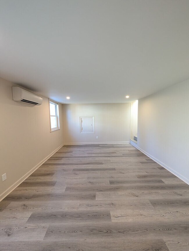 Building Photo - Great West Asheville Location!