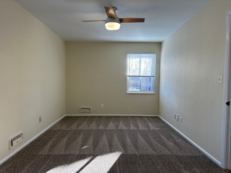 Building Photo - 2128 Collinway St