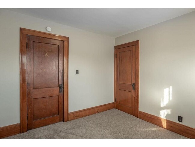 Building Photo - 890 Arkwright St N