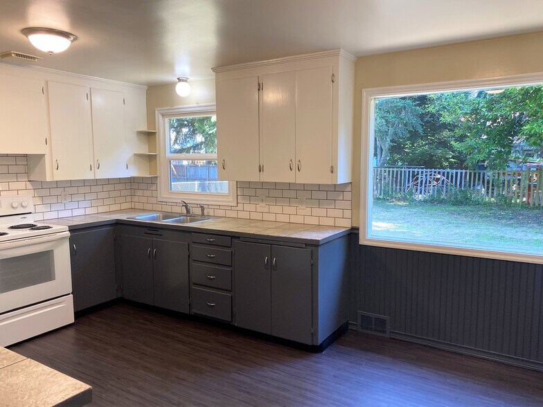Building Photo - 419 7th Ave NE