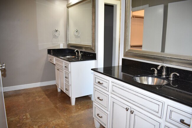 Building Photo - 2307 Autumn Oaks Trail