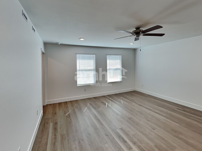 Building Photo - 9700 Harkes Dr