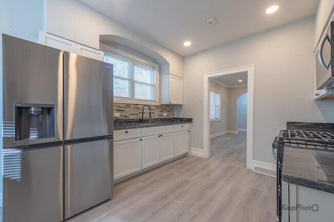 Building Photo - 6259 W Peterson Ave