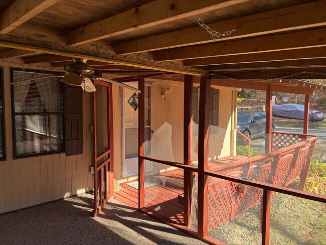 Building Photo - "Charming 3-Bedroom with 2 Full Baths in Hendersonville!"