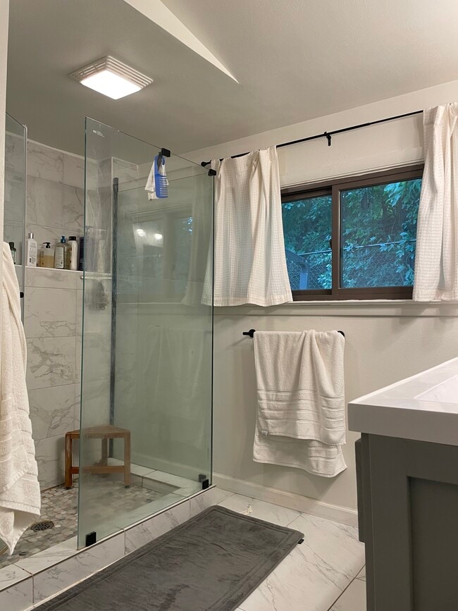 Building Photo - 1721 N High Point Rd