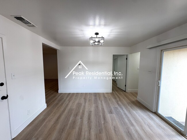 Building Photo - Updated 2bd/1ba Sacramento Duplex