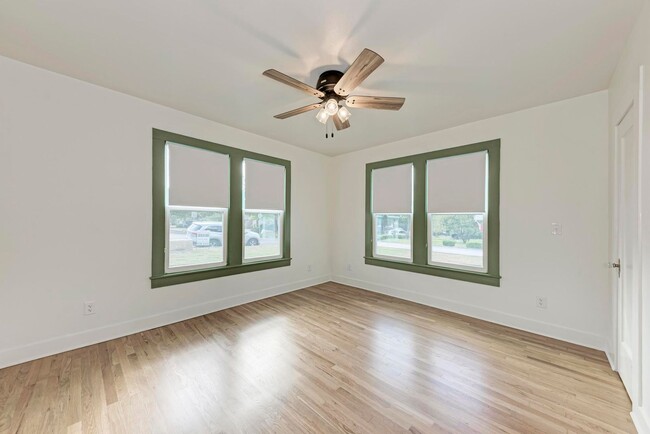 Building Photo - Stunning 3/2.5 with Office in West Lampasas