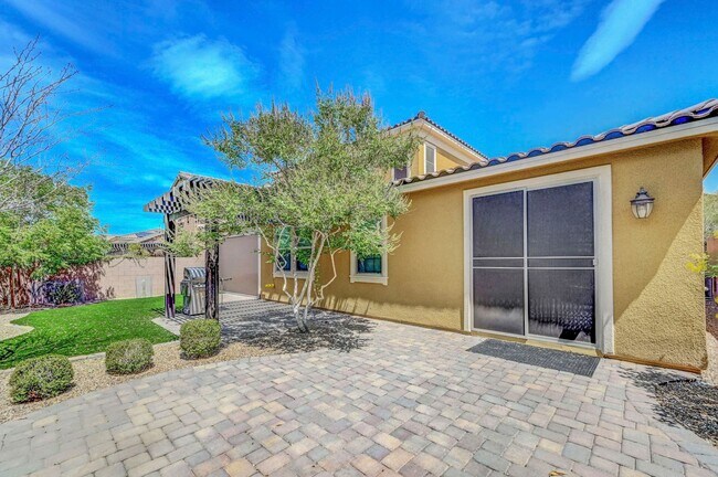 Building Photo - 4 bedroom home with 2 primary bedrooms! On...
