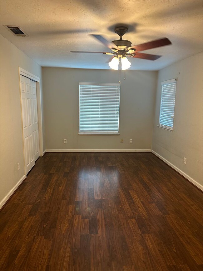 Building Photo - Great corner home for rent right by Crestw...