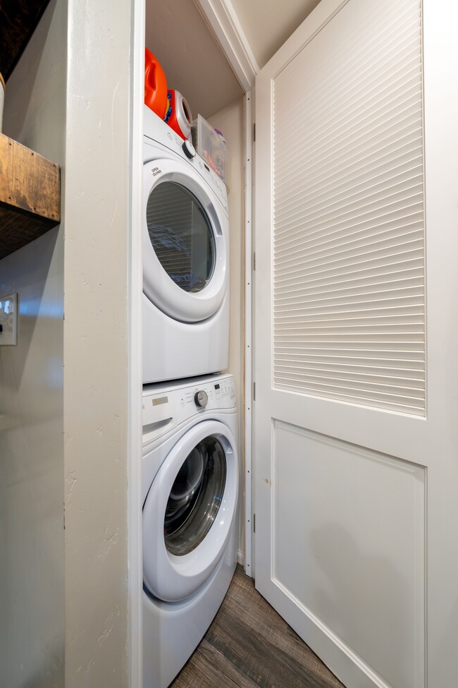 Building Photo - 9189 Village Glen Dr