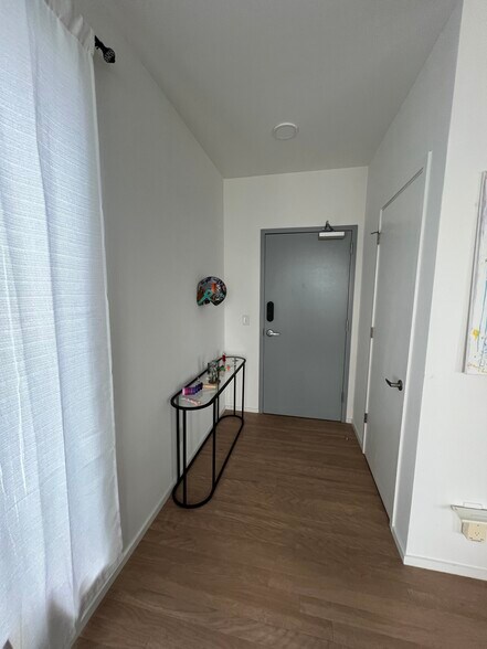 Front door and entry way closet - 806 Olympic St