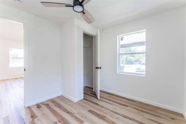 Building Photo - 1421 NE 8th St