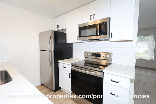 Building Photo - SE 15th Ave - remodeled 3 bedroom duplex w...