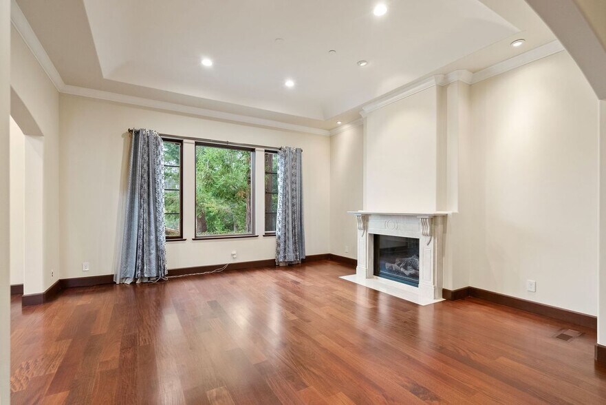 Building Photo - 512 Lakeview Way