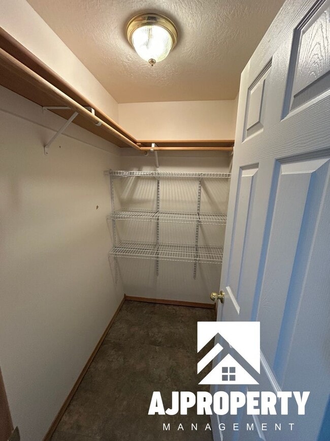 Building Photo - 4604 S Dunlap Ave