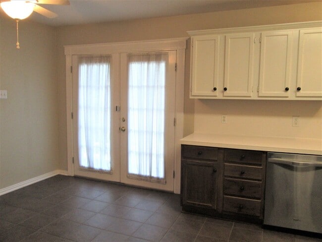 Building Photo - Spacious 3 bedroom 2 bath home in Tyler! Coming soon!