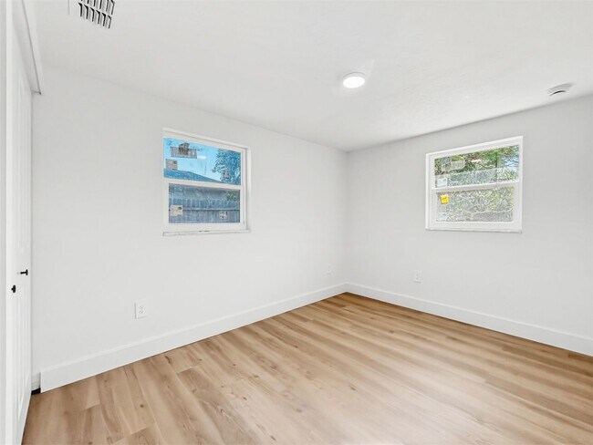 Building Photo - Spacious and Updated Home in Tampa! Move-in Ready | 2bed-1bath