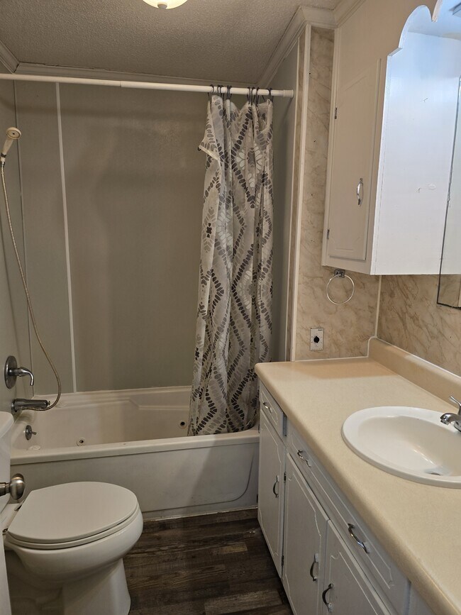 Building Photo - 401 Pecan St