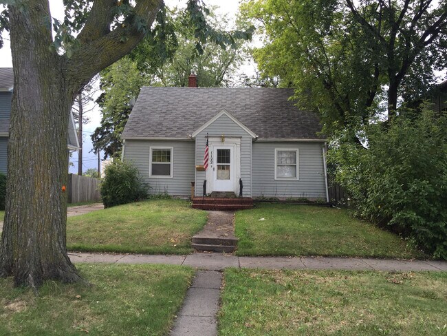 Building Photo - 1122 House