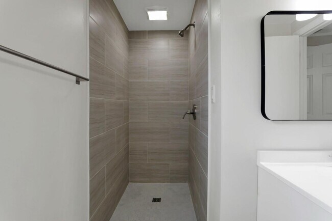 Building Photo - 3114 Kingswood Dr