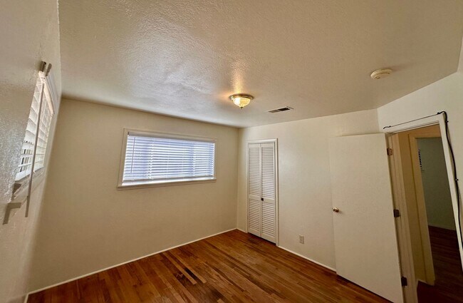 Building Photo - 3 BEDROOM 2 BATH HOME IN SOUTH REDDING