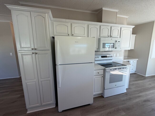 Building Photo - 2035 Red Cedar Dr