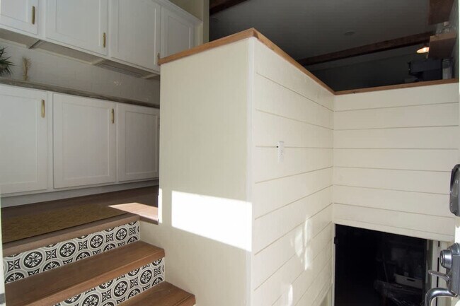 Building Photo - 1924 Cleveland Blvd