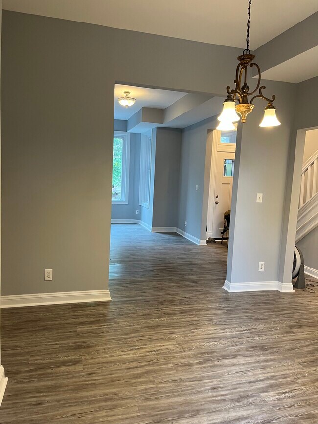 Building Photo - 1006 F St NE