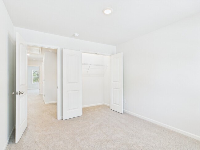 Building Photo - 3 Bed, 3.5 Bath, Finished Basement room, 2 car garage, walkable to Woodstock Middle and High scho...