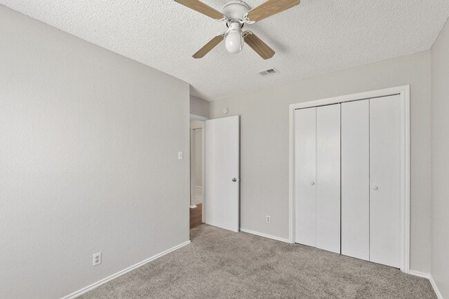 Building Photo - 6002 Parkwood Dr