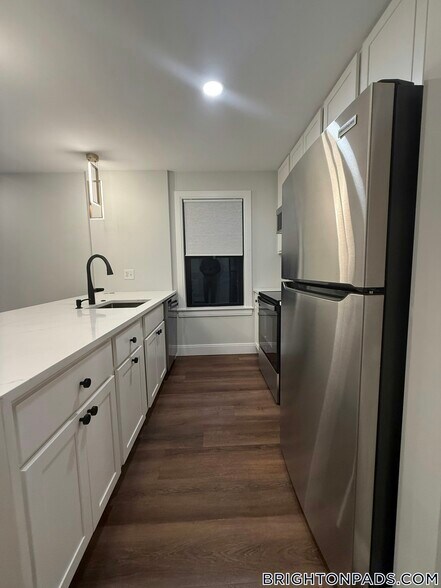 Building Photo - 35 Hunnewell Ave