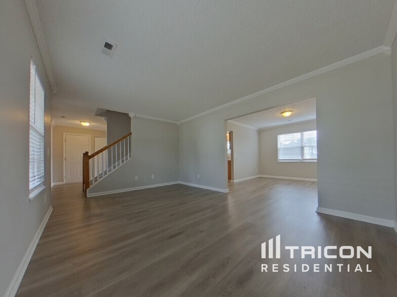 Building Photo - 661 Thornhill Dr
