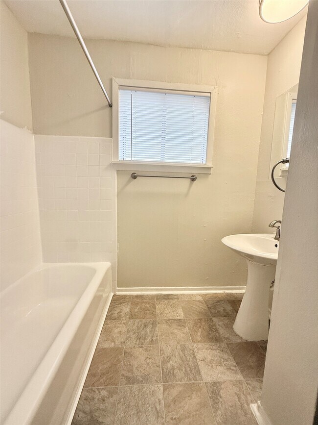 Building Photo - 3629 N MacGregor Way