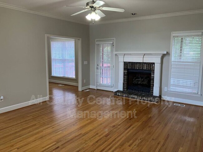 Building Photo - 710 Small Lake Dr