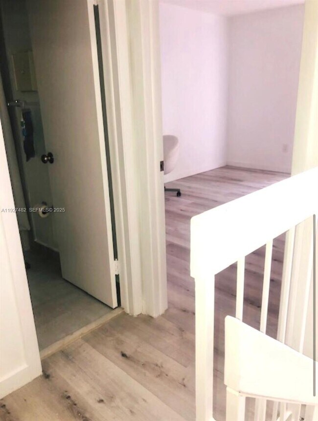 Building Photo - 920 SW 7th Ave