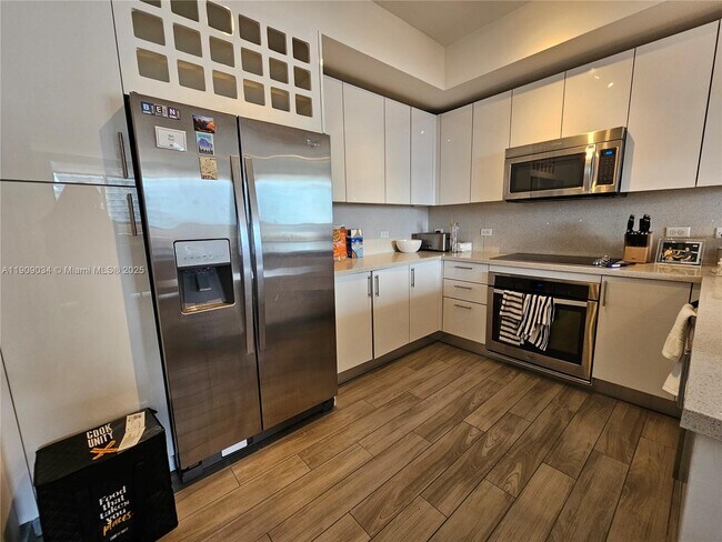 Building Photo - 999 SW 1st Ave