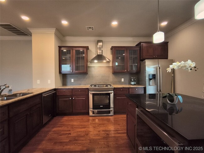 Building Photo - 1331 E 41st Pl